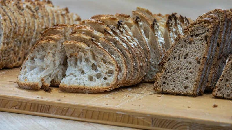 Chleb na kromki sprzedawany w Przemyślu. Dlaczego to popularne rozwiązanie?