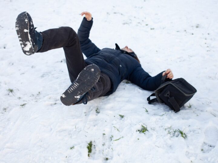 W Przemyślu policjanci uratowali starszego mężczyznę leżącego na śniegu