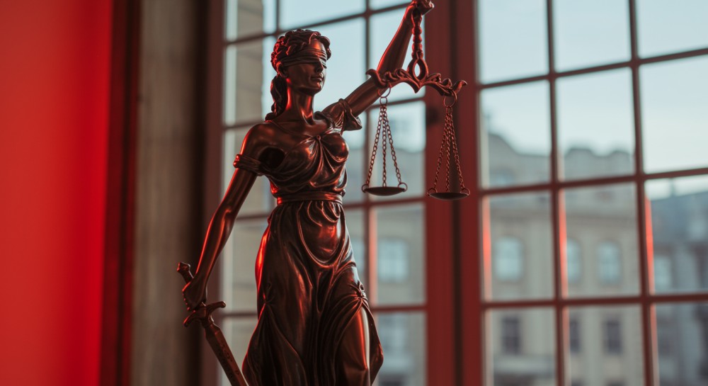 74-latek z Przemyśla oskarżony o usiłowanie zabójstwa z przerobionej broni hukowej