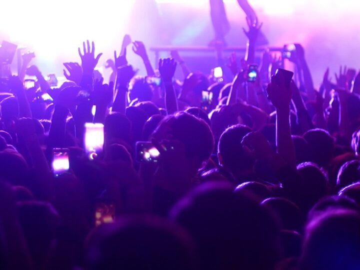 Kochaj: muzyczna opowieść o emocjach i improwizacji w alternatywnym popie