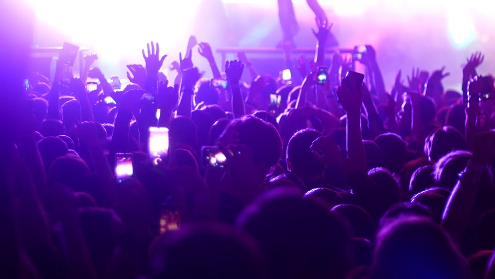 Kochaj: muzyczna opowieść o emocjach i improwizacji w alternatywnym popie