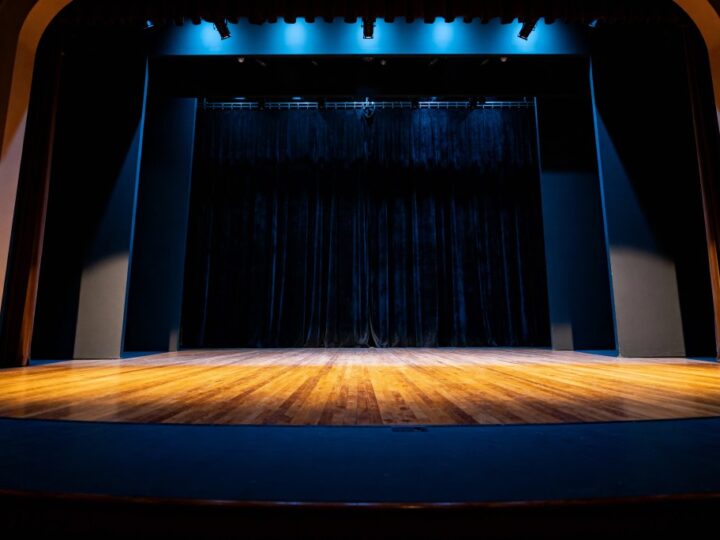 Kłamstwo na scenie: komedia, która zaskoczy i rozbawi!