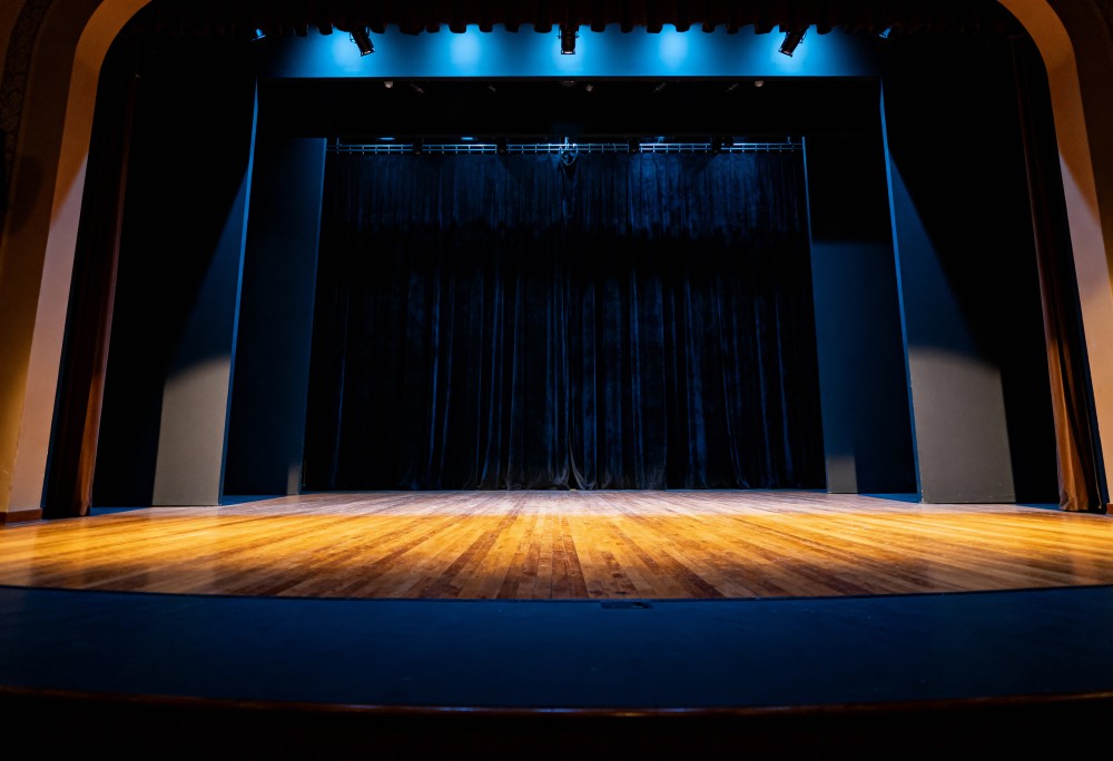 Kłamstwo na scenie: komedia, która zaskoczy i rozbawi!