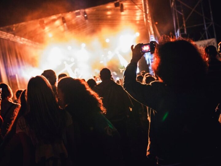 Damian Leszczyński tworzy sztukę na żywo w II LO w Przemyślu