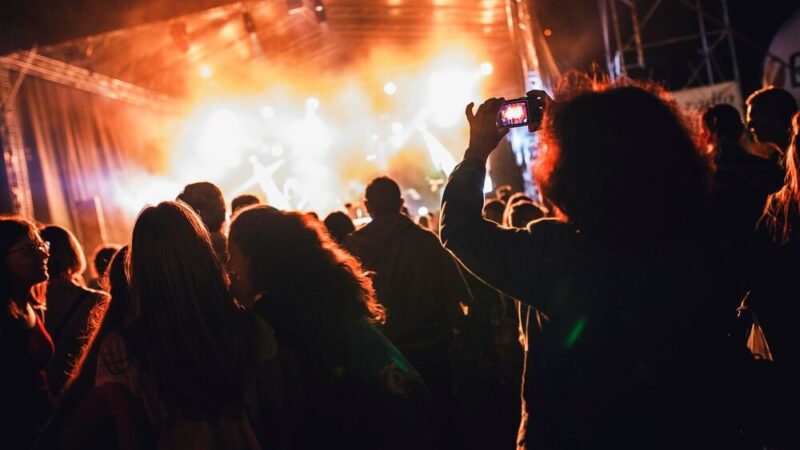 Damian Leszczyński tworzy sztukę na żywo w II LO w Przemyślu