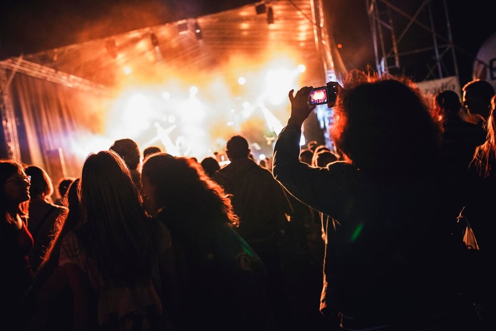 Damian Leszczyński tworzy sztukę na żywo w II LO w Przemyślu