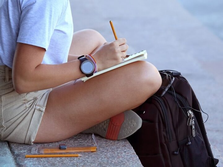 Dzieci odkrywają bożonarodzeniowe tradycje w bibliotece: magia świąt w zajęciach z „Misiem