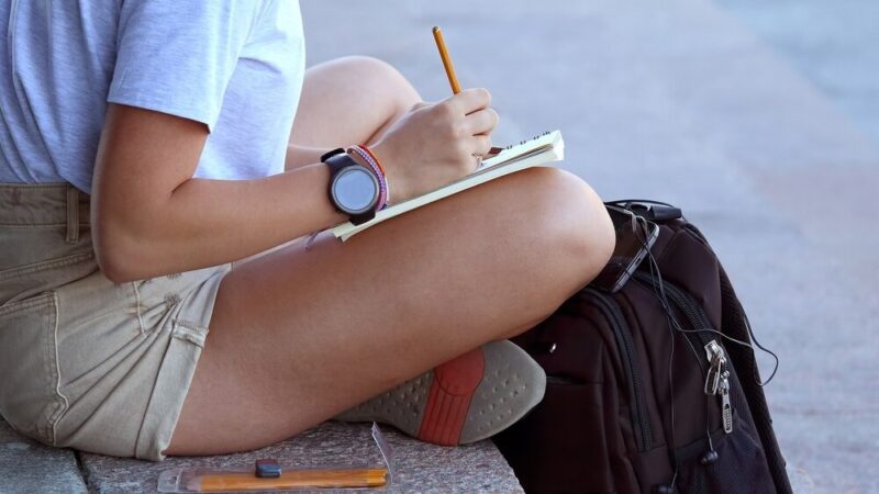 Dzieci odkrywają bożonarodzeniowe tradycje w bibliotece: magia świąt w zajęciach z „Misiem