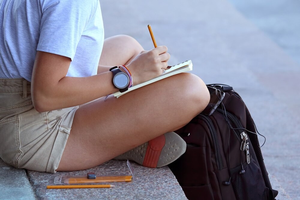 Dzieci odkrywają bożonarodzeniowe tradycje w bibliotece: magia świąt w zajęciach z „Misiem