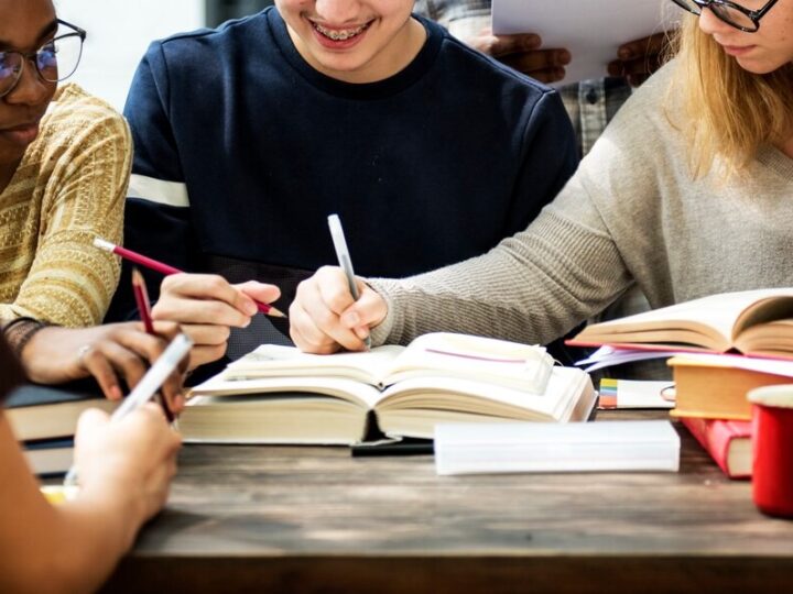 Bezpieczne zimowe szaleństwo na lodowisku w Przemyślu