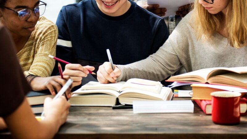 Bezpieczne zimowe szaleństwo na lodowisku w Przemyślu