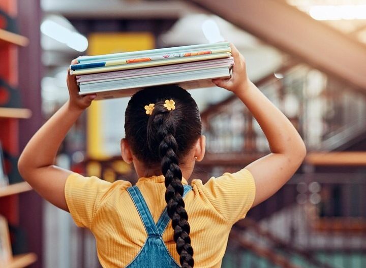 QR Zagadki w Mediatece: Uczniowie Odkrywają Książki przez Interaktywną Zabawę