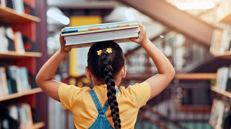 QR Zagadki w Mediatece: Uczniowie Odkrywają Książki przez Interaktywną Zabawę