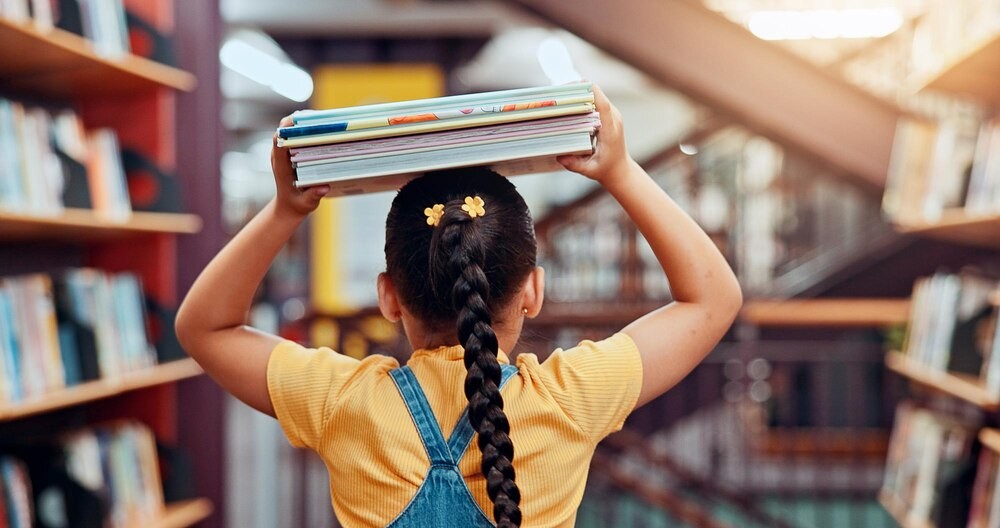 QR Zagadki w Mediatece: Uczniowie Odkrywają Książki przez Interaktywną Zabawę