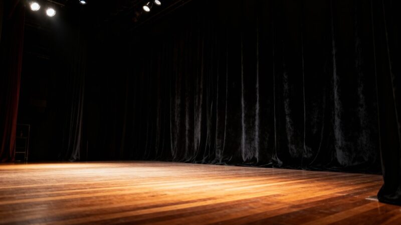 Trójkącik: odważna komedia pełna namiętności i zaskakujących zwrotów akcji