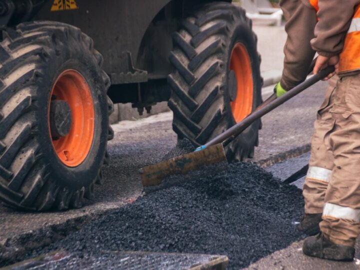 Nowe aneksy umów – inwestycje drogowe w Powiecie Przemyskim nabierają tempa