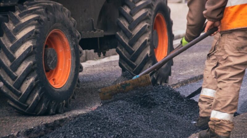 Nowe aneksy umów – inwestycje drogowe w Powiecie Przemyskim nabierają tempa