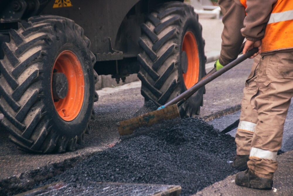 Nowe aneksy umów – inwestycje drogowe w Powiecie Przemyskim nabierają tempa