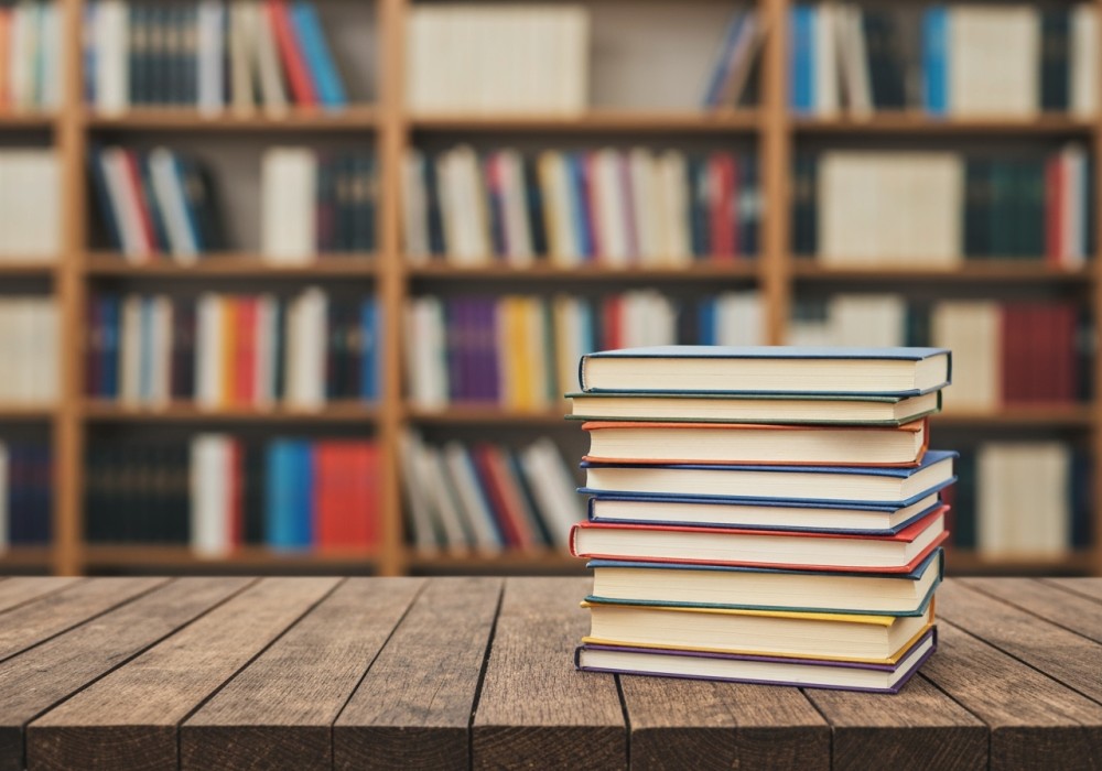 Nocne przygody w bibliotece: dzieci odkrywają magię książek przez kamishibai