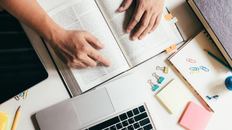 Uczniowie z Przemyśla zgłębiają świat gołębi w bibliotece